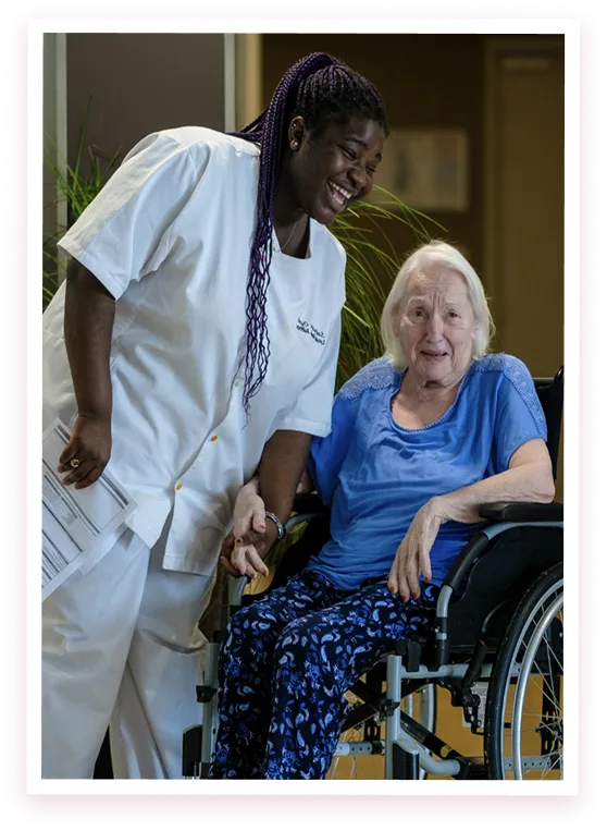 Image d'une Aide Soignate avec une résidente d'une de nos résidences seniors