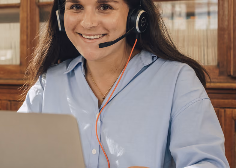 Une conseillère Zenior équipée d’un casque micro