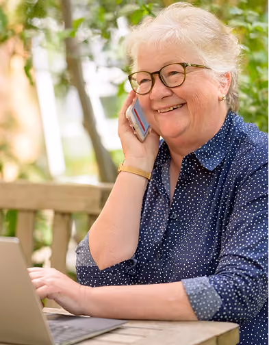 Une femme âgée au téléphone, accompagnée par Zenior