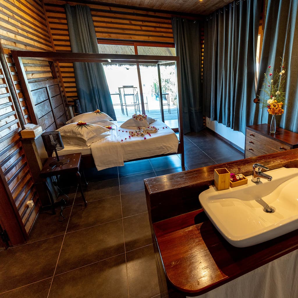 Chambre de la Suite Lat-Dior avec vue sur la piscine, Ranch de Bango