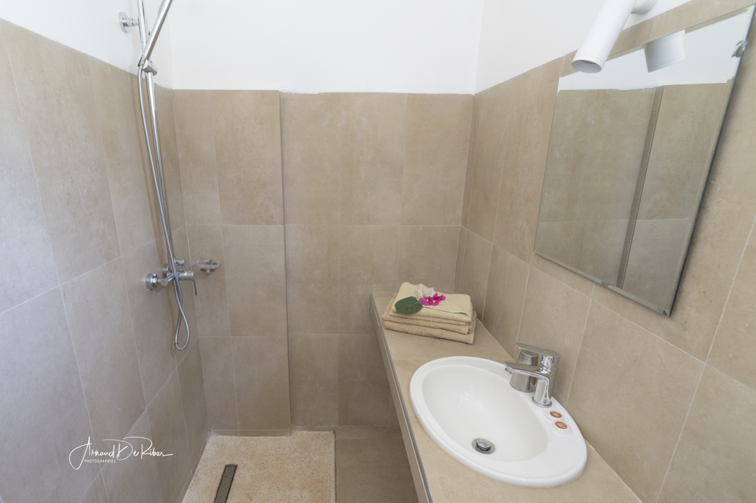 Salle de bain de la chambre standard, Ranch de Bango