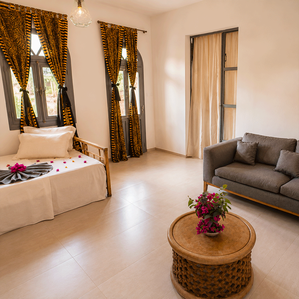 Suite Gandiol — salon avec vue sur le jardin, Ranch de Bango