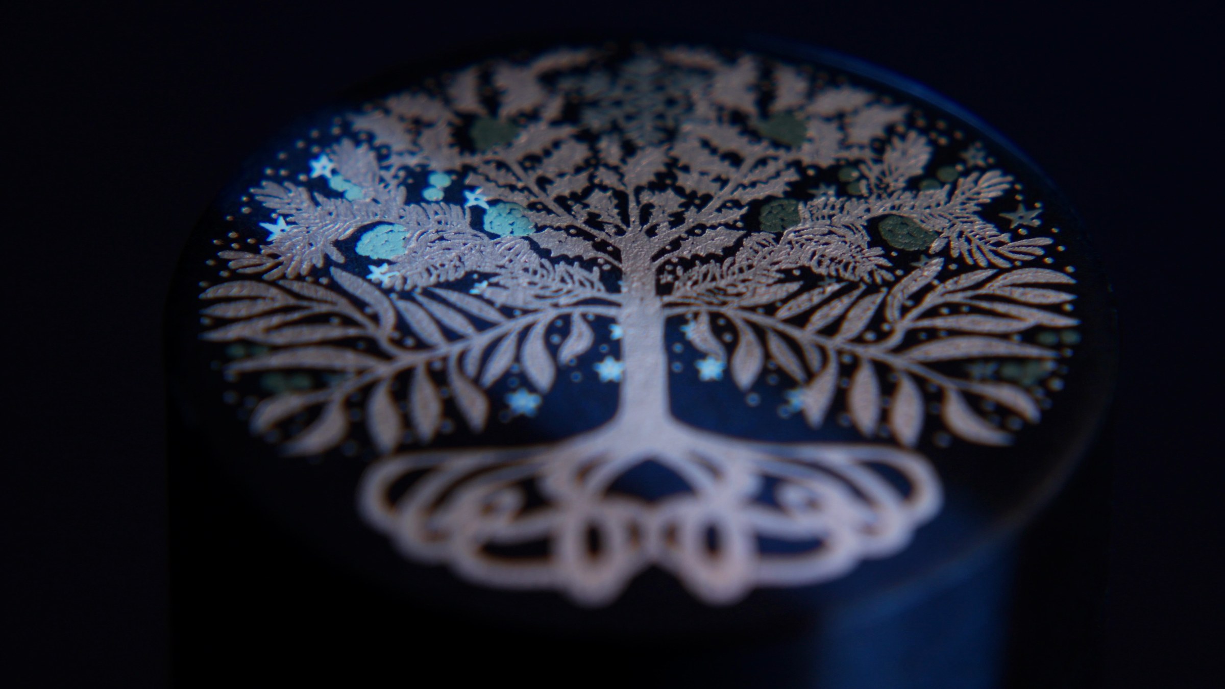 Illustration of Yggdrasil, the Norse world tree, on an ornament lid