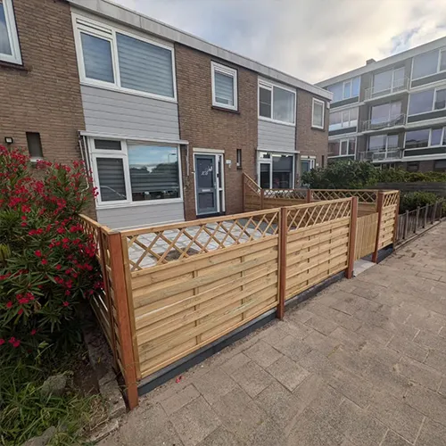 Voortuin met lage schutting in Capelle aan den IJssel