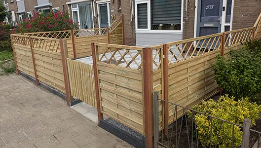 Voortuin aangelegd voor de hond in Capelle aan den IJssel