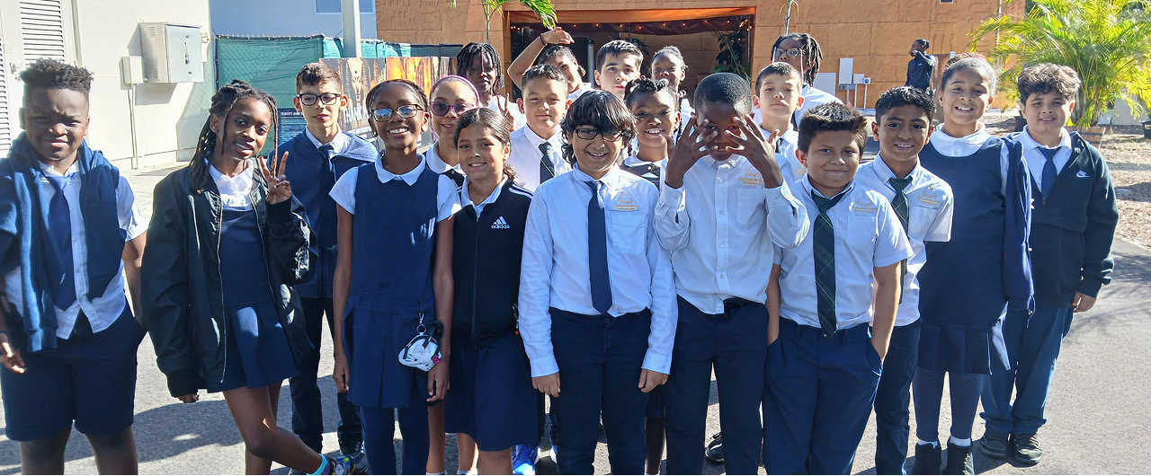 program-highlights-students-group-image