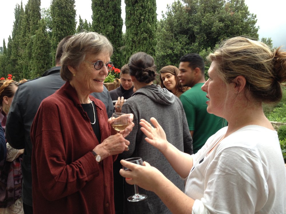 Alison Hildreth at Spannocchia speaking with IDSVA student Lisa Williamson. Photo by Simonetta Moro