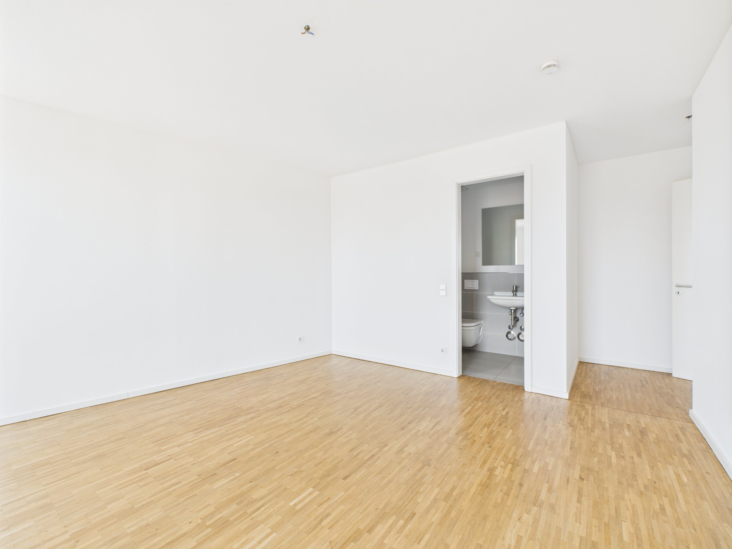 Schlafzimmer mit Duschbad