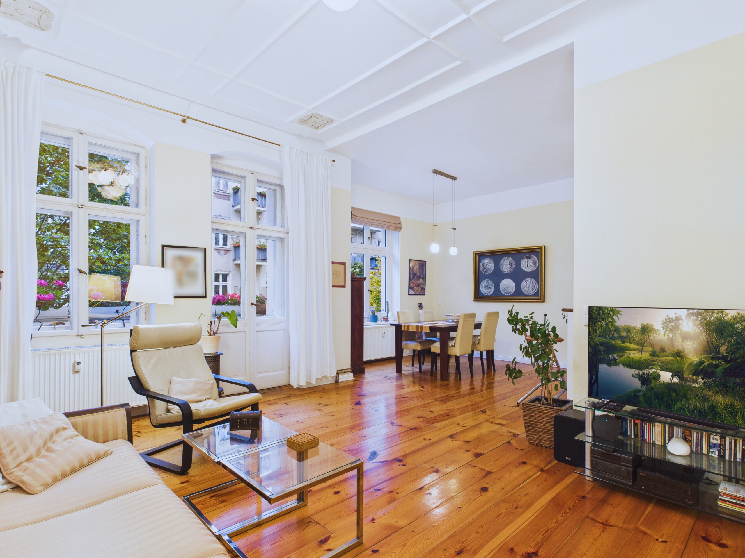 Leben zwischen Kiezflair und Kulturerbe – stilvoll sanierte Altbauwohnung mit Balkon