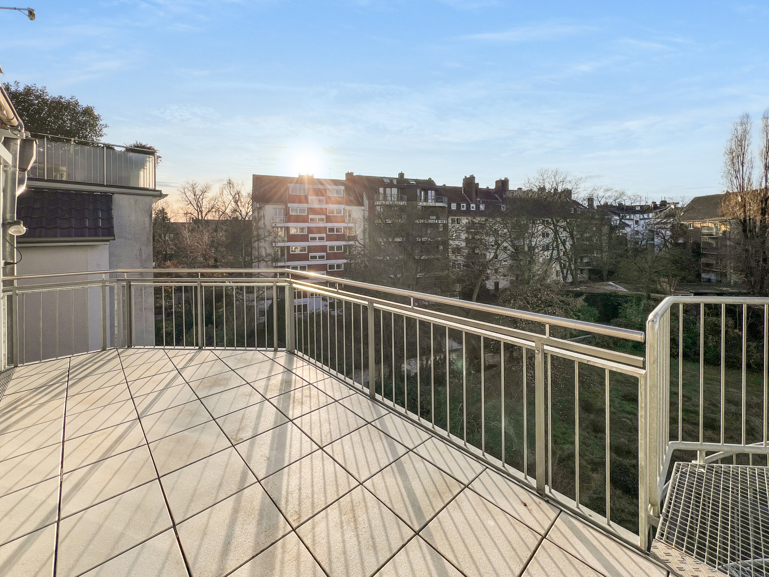 Toplage Düsseldorf-Oberkassel! Sonnenverwöhnte 2-Zimmer-Wohnung mit extragroßem Balkon und Aufzug!