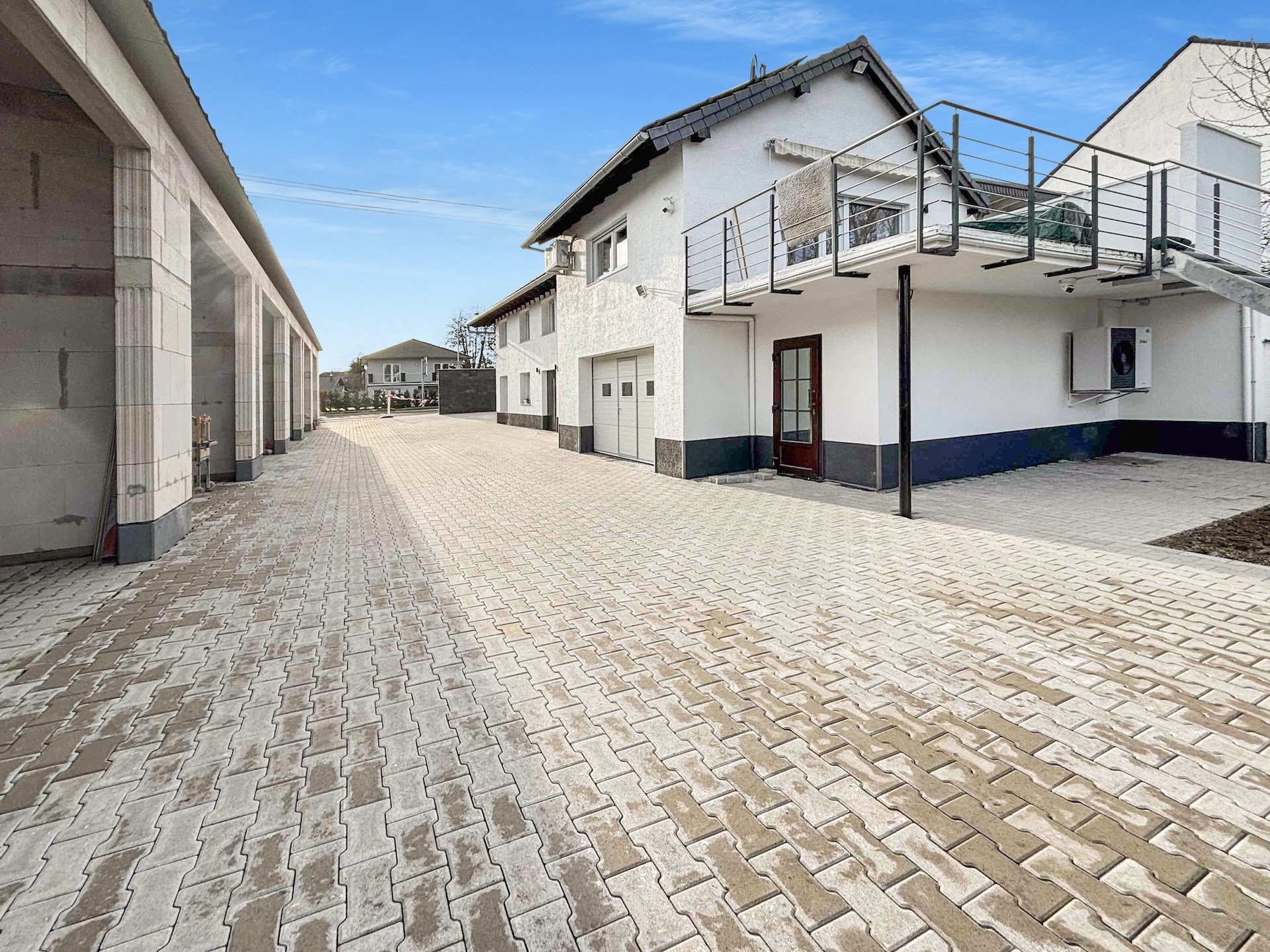 Attraktives Wohn- & Geschäftshaus: Vollsaniertes Einfamilienhaus mit 6 vielseitigen Lagerhallen!