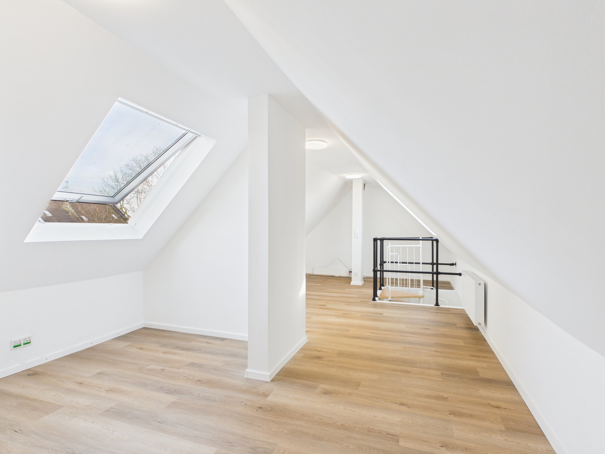 Lichtdurchflutet & modern - Dachgeschosswohnung mit Loggia und Spitzboden in Essen-Altenessen