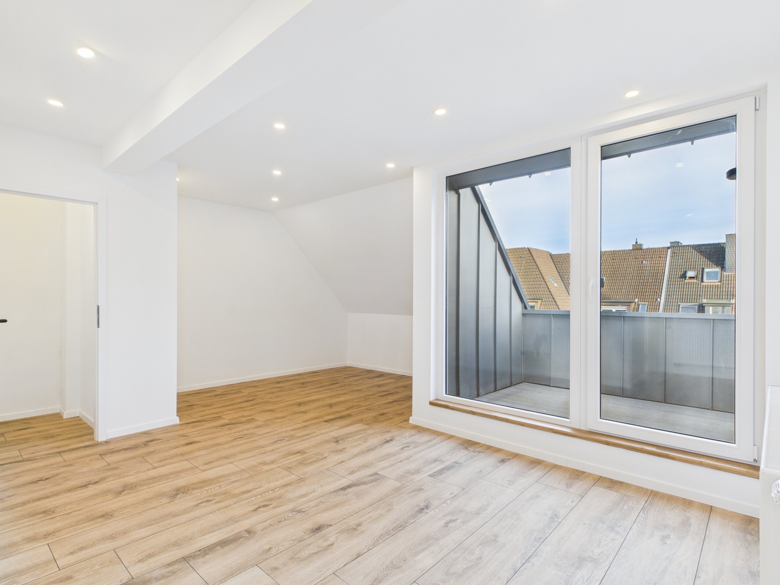 Kernsanierte Dachgeschosswohnung mit Dachloggia &amp; Spitzboden – Top-Lage Essen-Altenessen