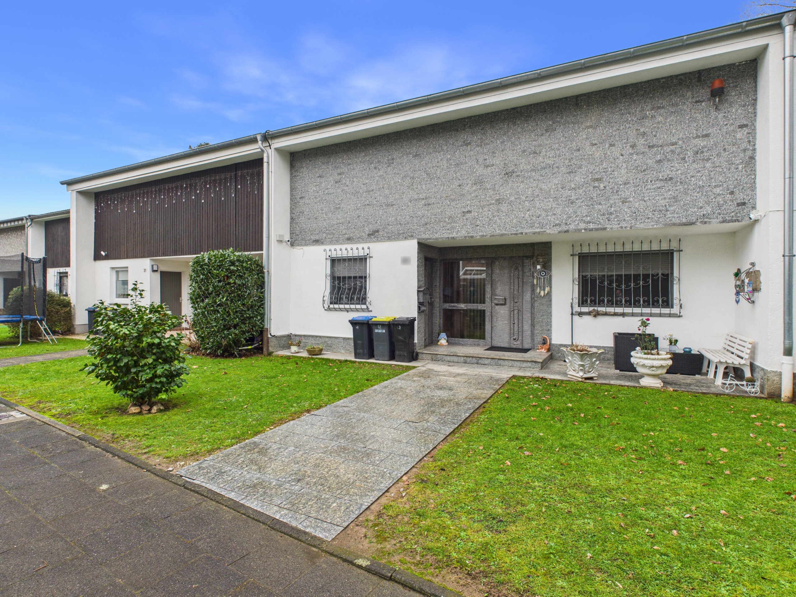 Wohntraum mit Wintergarten &amp; Privatsphäre – Reihenendhaus in begehrter Lage von Köln-Heimersdorf