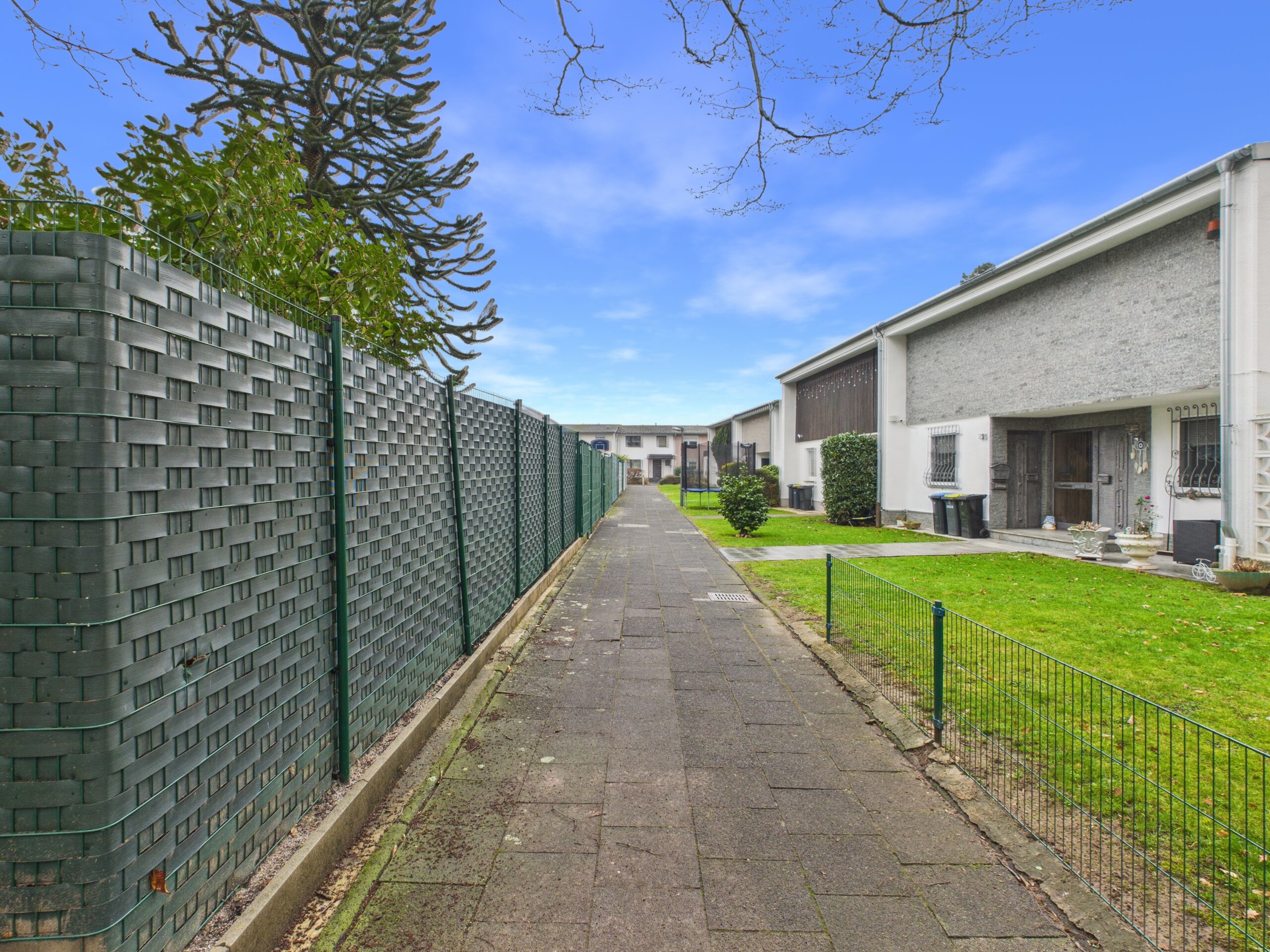 Wohntraum mit Wintergarten & Privatsphäre – Reihenendhaus in begehrter Lage von Köln-Heimersdorf