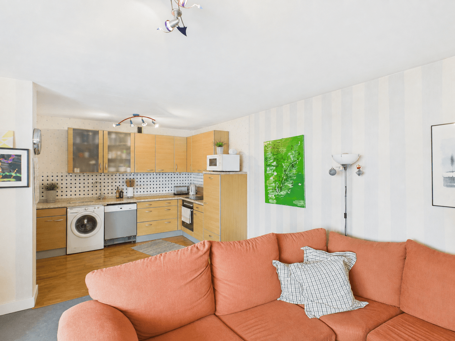 Wohnzimmer/Kochnische (bereinigt mit KI)