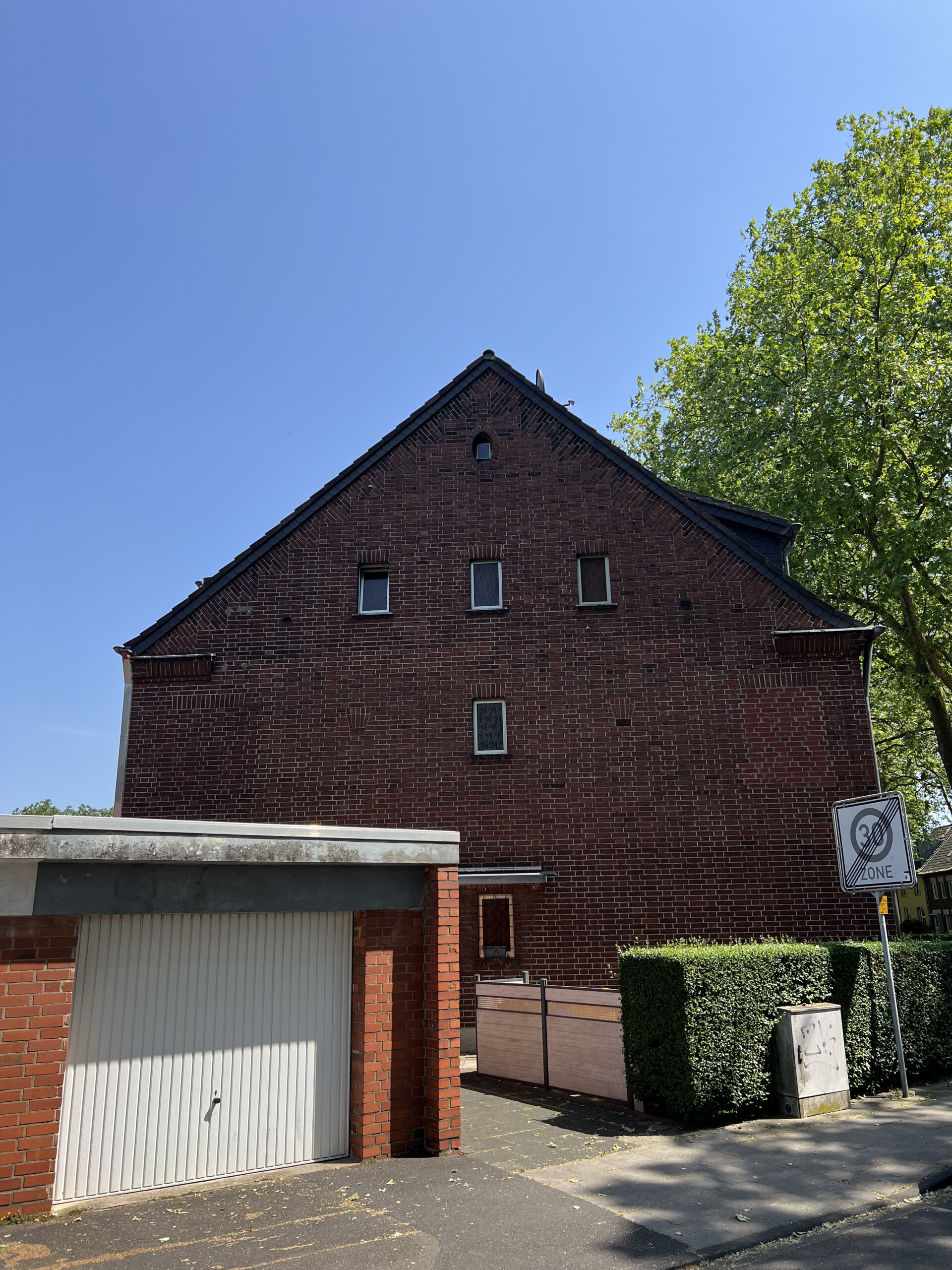 Straßenansicht mit Garage
