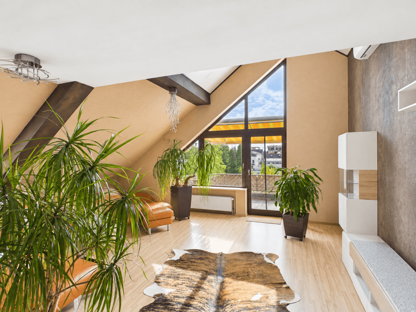 Über den Dächern – großzügige Maisonette mit Panoramafenster und Südbalkon