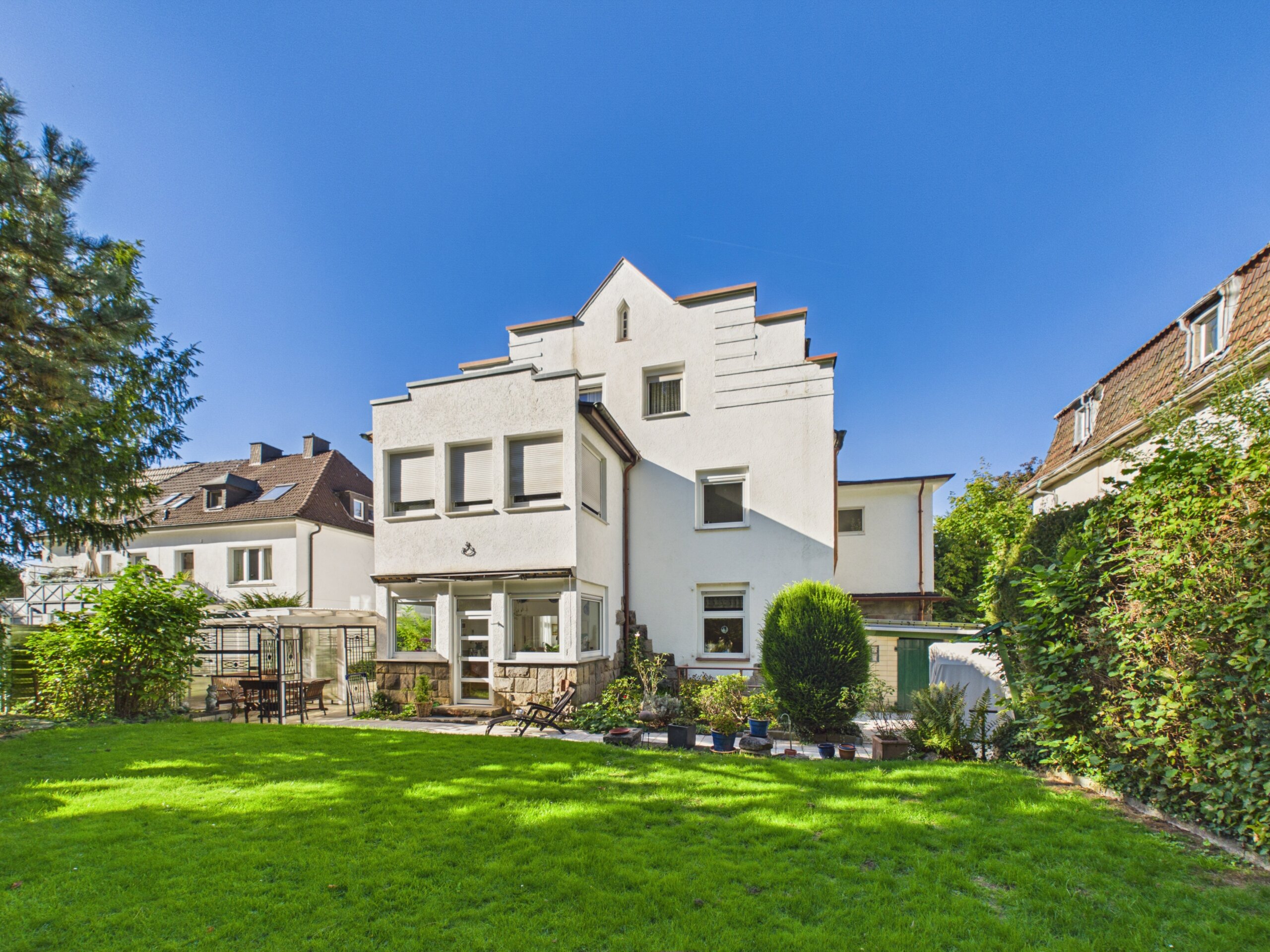 Herrschaftliches Wohnhaus mit eigenem Wald – großzügiges Wohnen auf parkähnlichem Grundstück