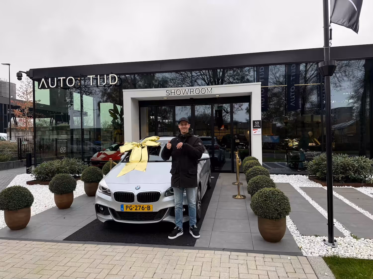 Autotijd-klant met auto voor bedrijsgebouw.