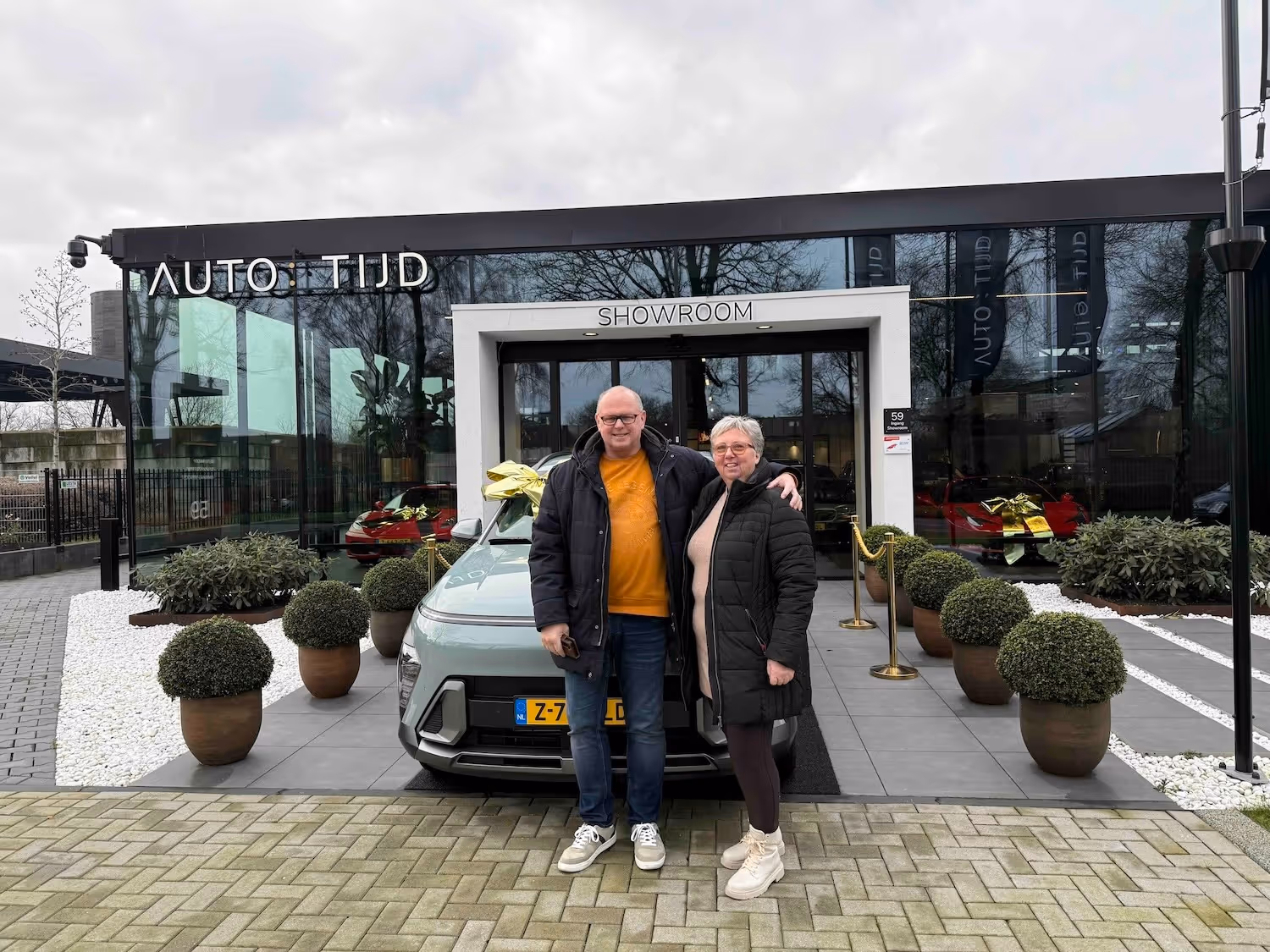 Autotijd-klant met auto voor bedrijsgebouw.