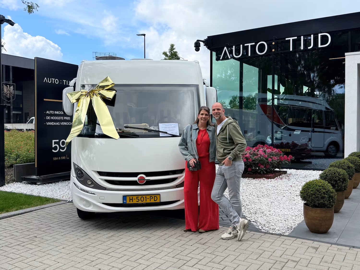 Autotijd-klant met auto voor bedrijsgebouw.