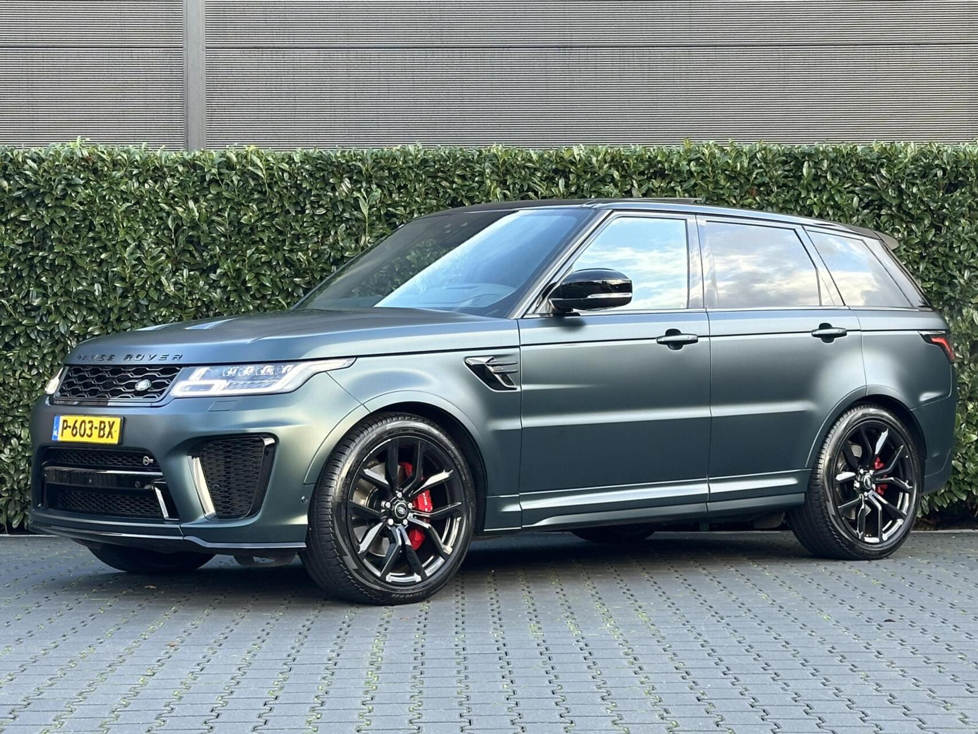 Land Rover Range Rover Sport P575 SVR Carbon Edition