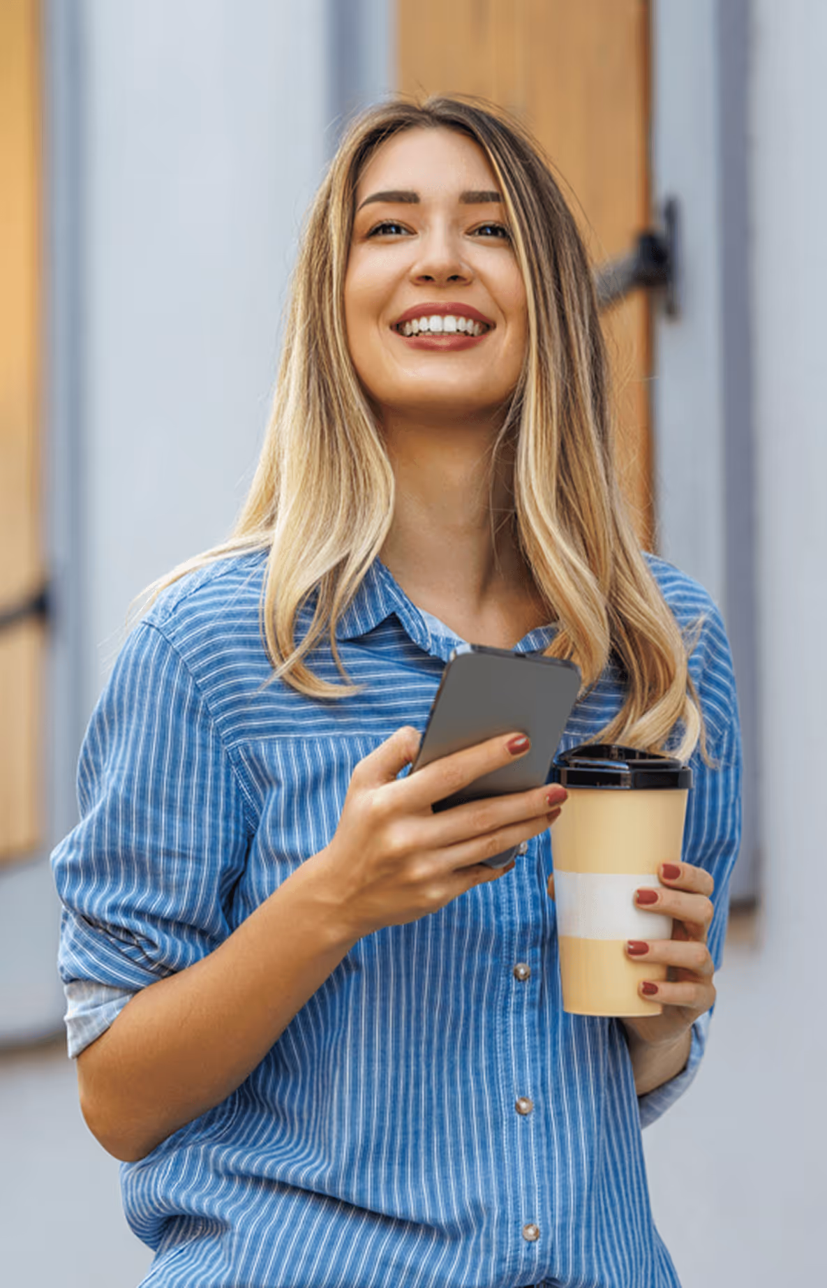Frau in Jeans und mit pinkem Oberteil auf einer Wiese 