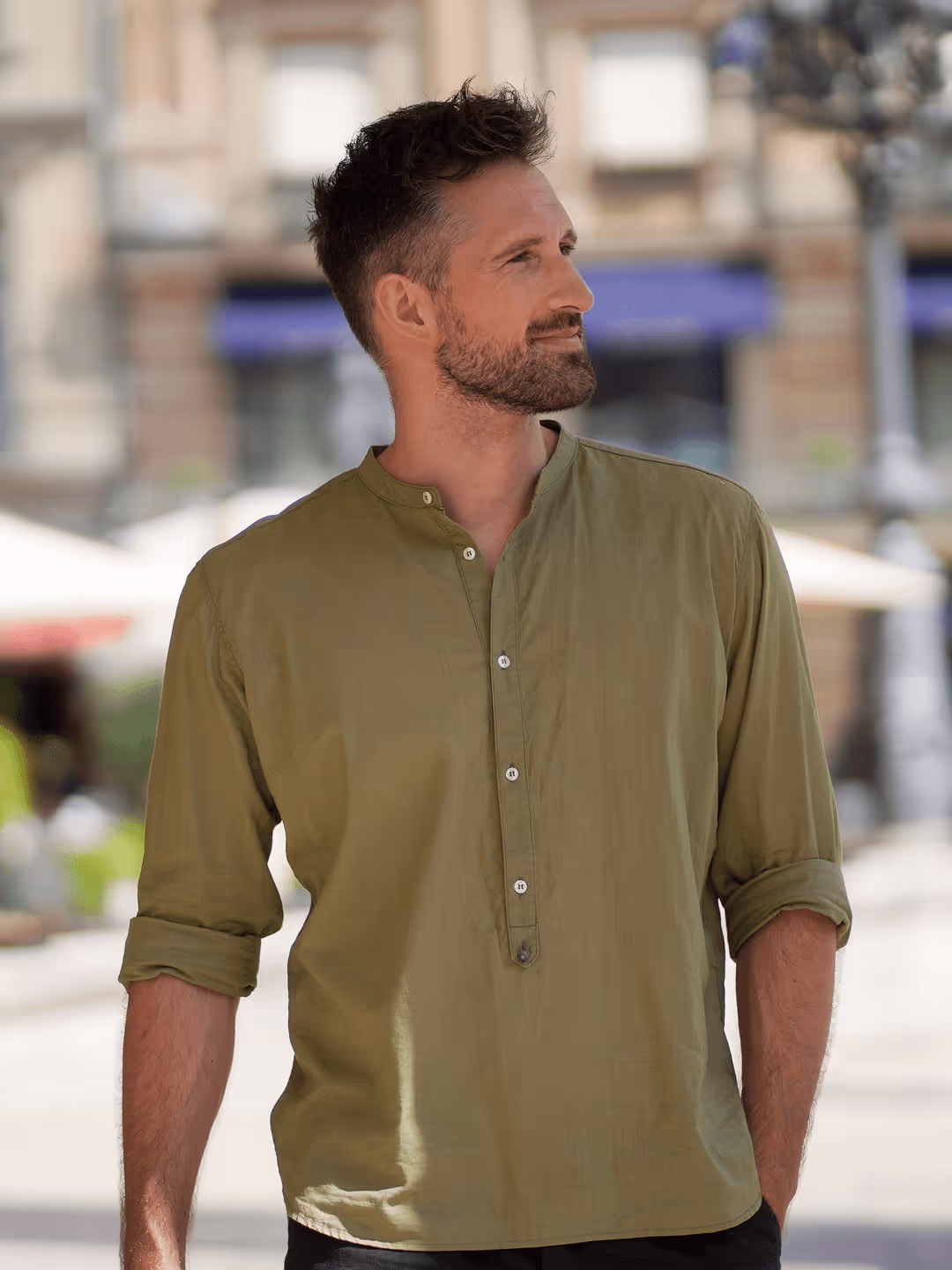 Mann mit grünem Hemd 