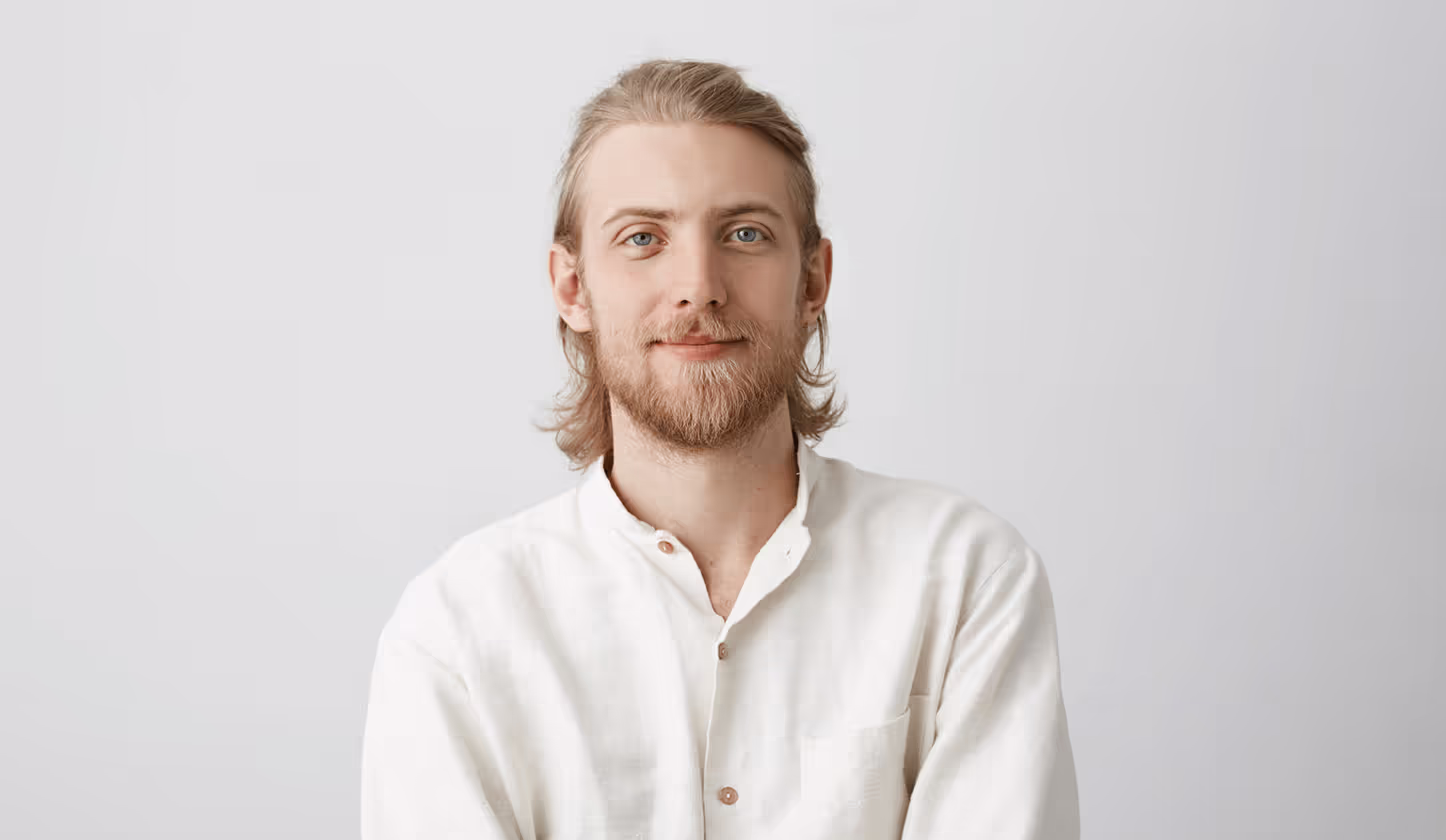 Mann vor weißer Hand in weißem Hemd