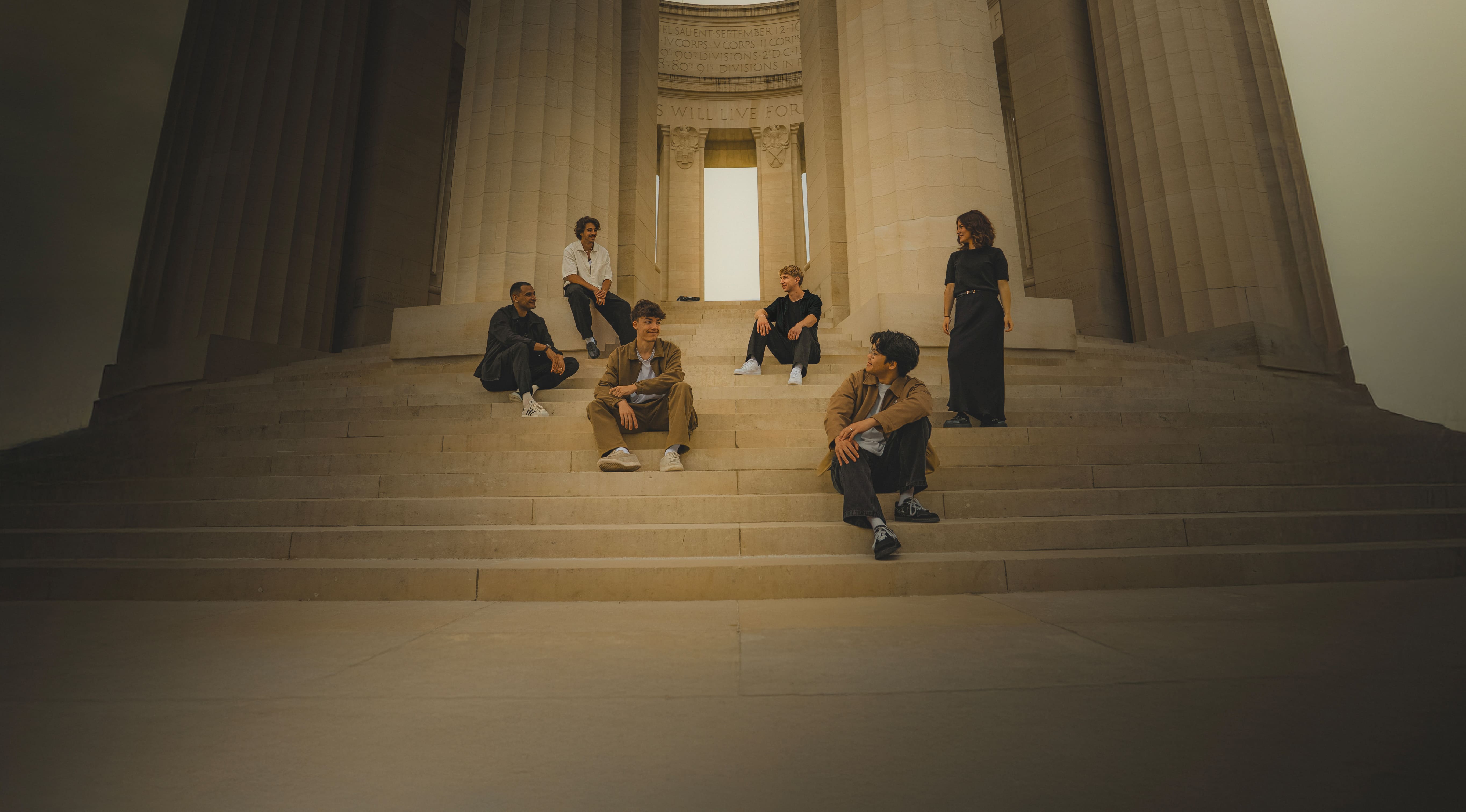 Tous les membres de l'agence de communication le gorille jaune, sur un monument