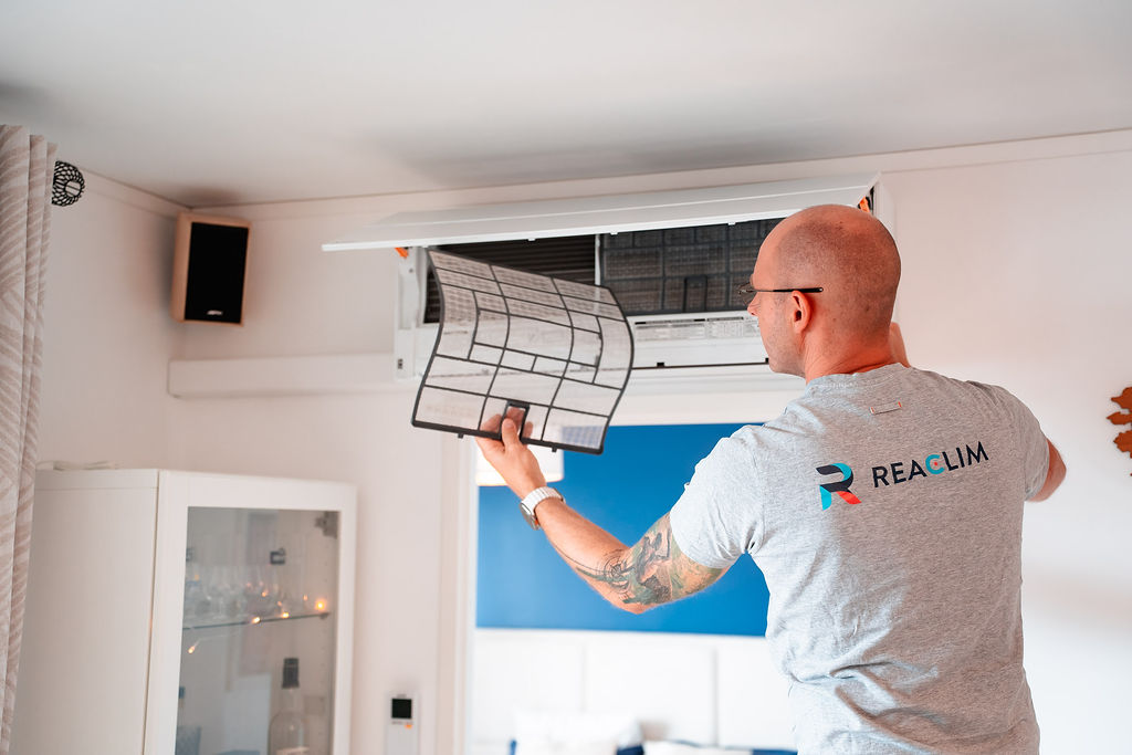 Intervention de maintenance sur une climatisation