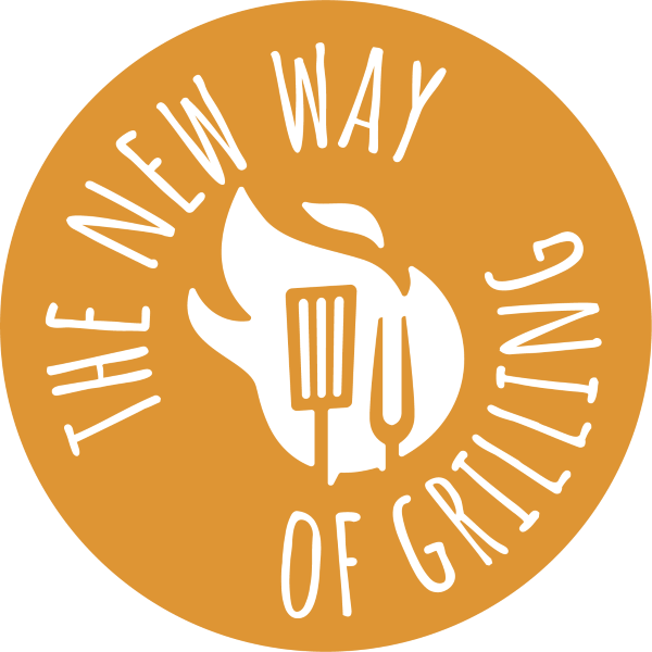 Logo mit weißer Flamme und Grillutensilien in der Mitte, umgeben vom Text „THE NEW WAY OF GRILLING” auf einem orangefarbenen kreisförmigen Hintergrund.