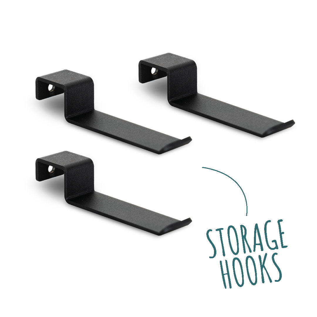 Drei schwarze Metallaufbewahrungshaken, die mit einem darauf zeigenden Etikett angeordnet sind.