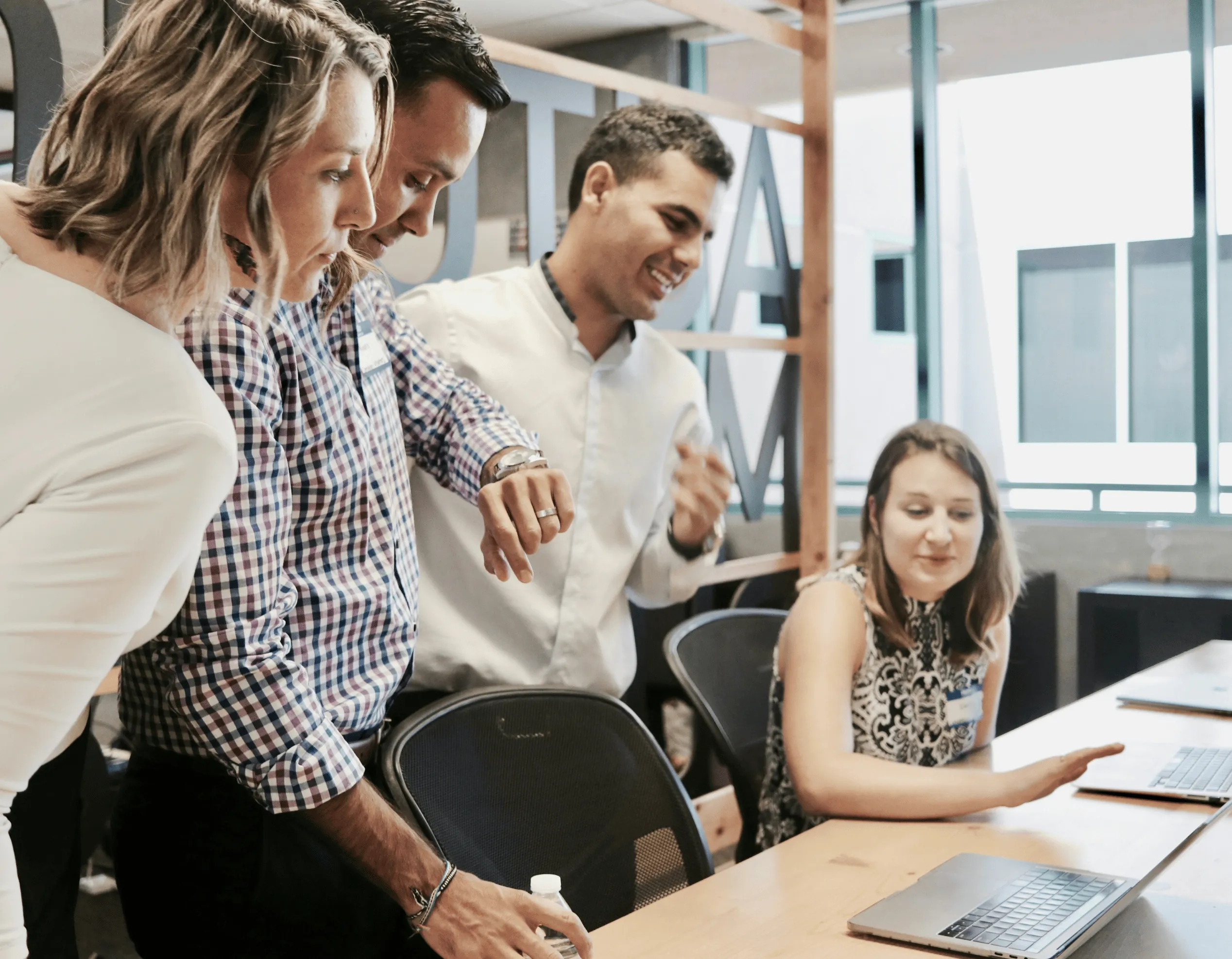 Mitarbeiter im Büro am reden bei der Unternehmensgruppe Immobilien Liebe