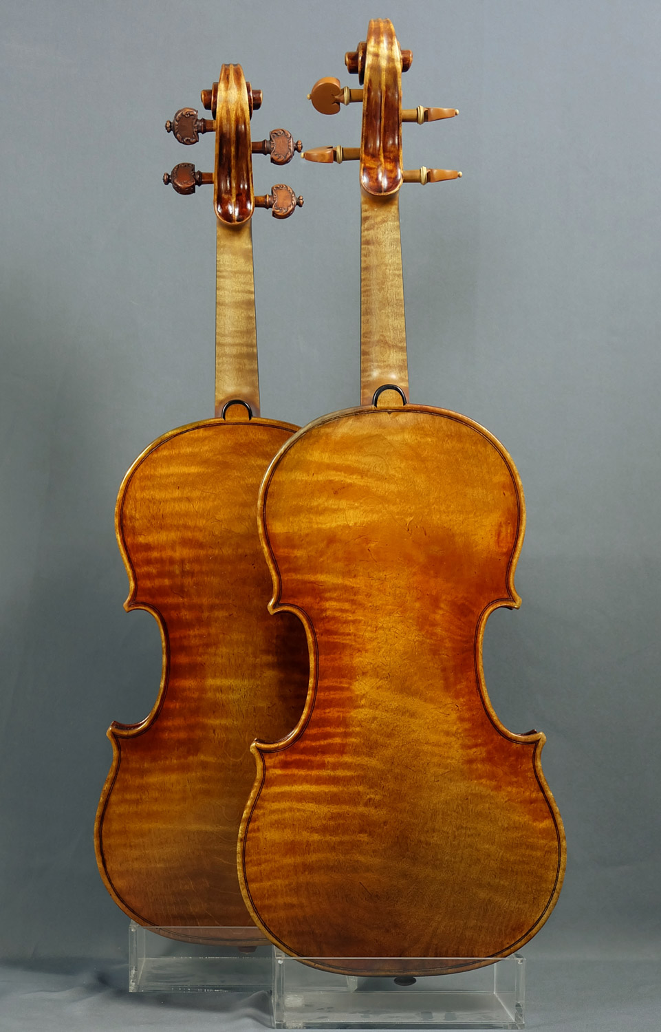 Deux violons Stradivari Kruse de dos en détails sur fond gris