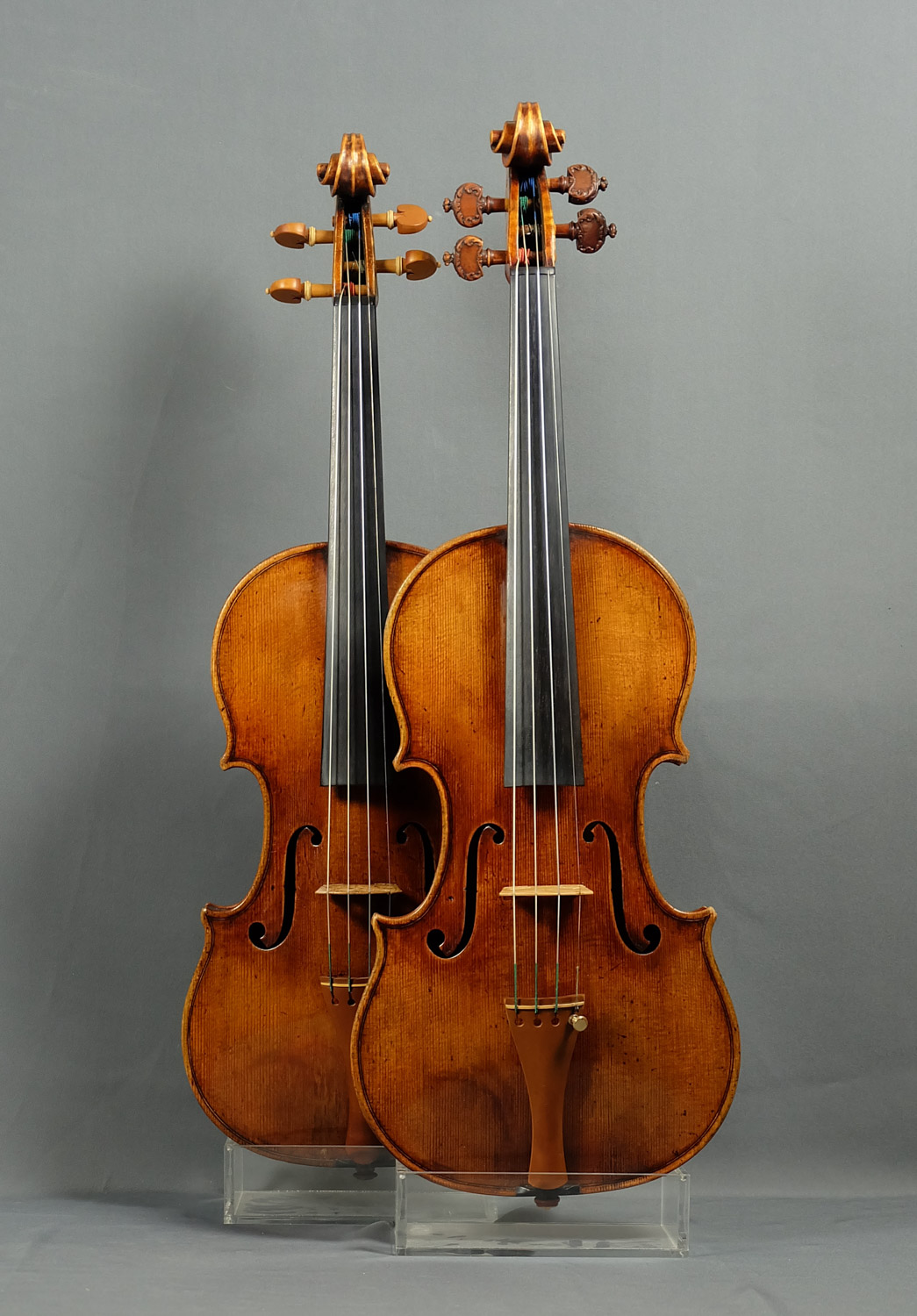 Deux violons Stradivari Kruse, original et copie, de face en détails sur fond gris