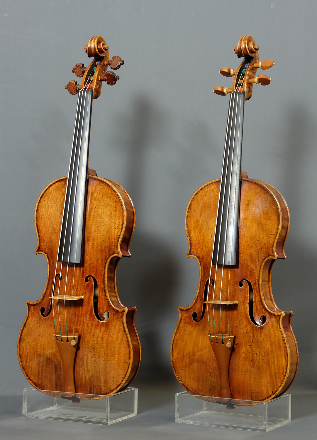 Deux violons Stradivari Kruse, original et copie de face en détails sur fond gris