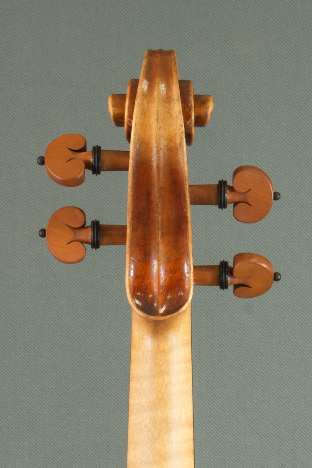 Gros plan sur la tête et les chevilles d'un violon Stradivarius du luthier Bogidar Vermand