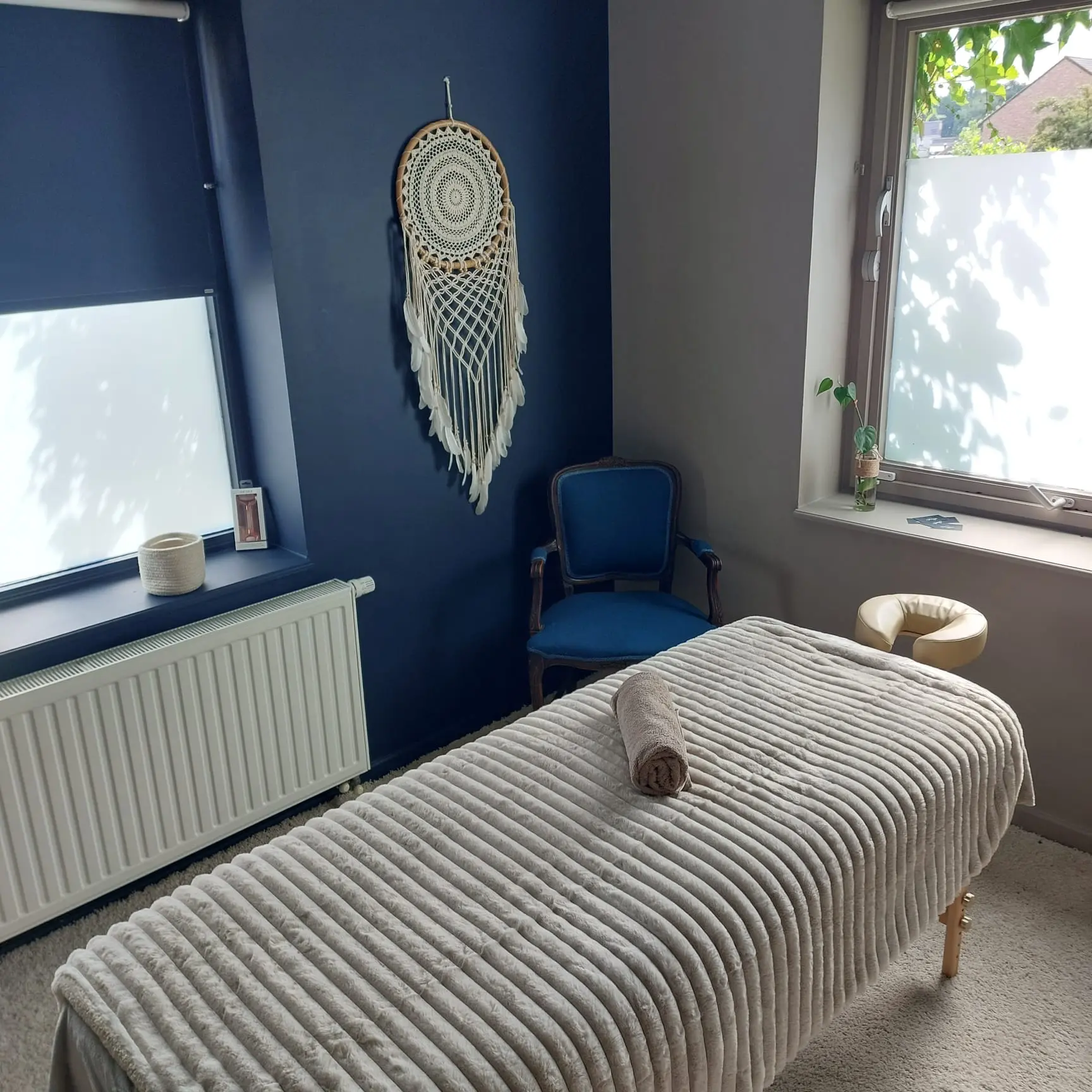 Intérieur du salon de massage Shinzui près de Bruxelles, table de massage avec serviette, décoration murale et ambiance apaisante.