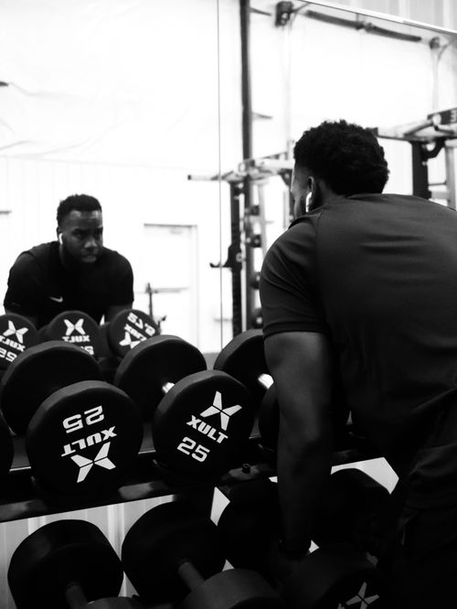 Rudy looking at his reflection in the mirror during a workout