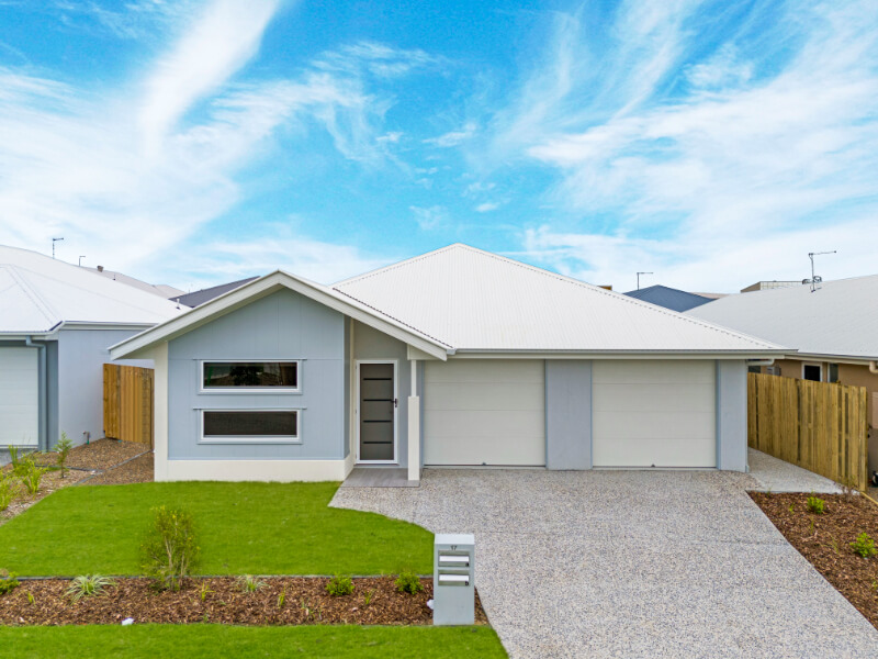 2 / 17 Daylily Way, Ripley