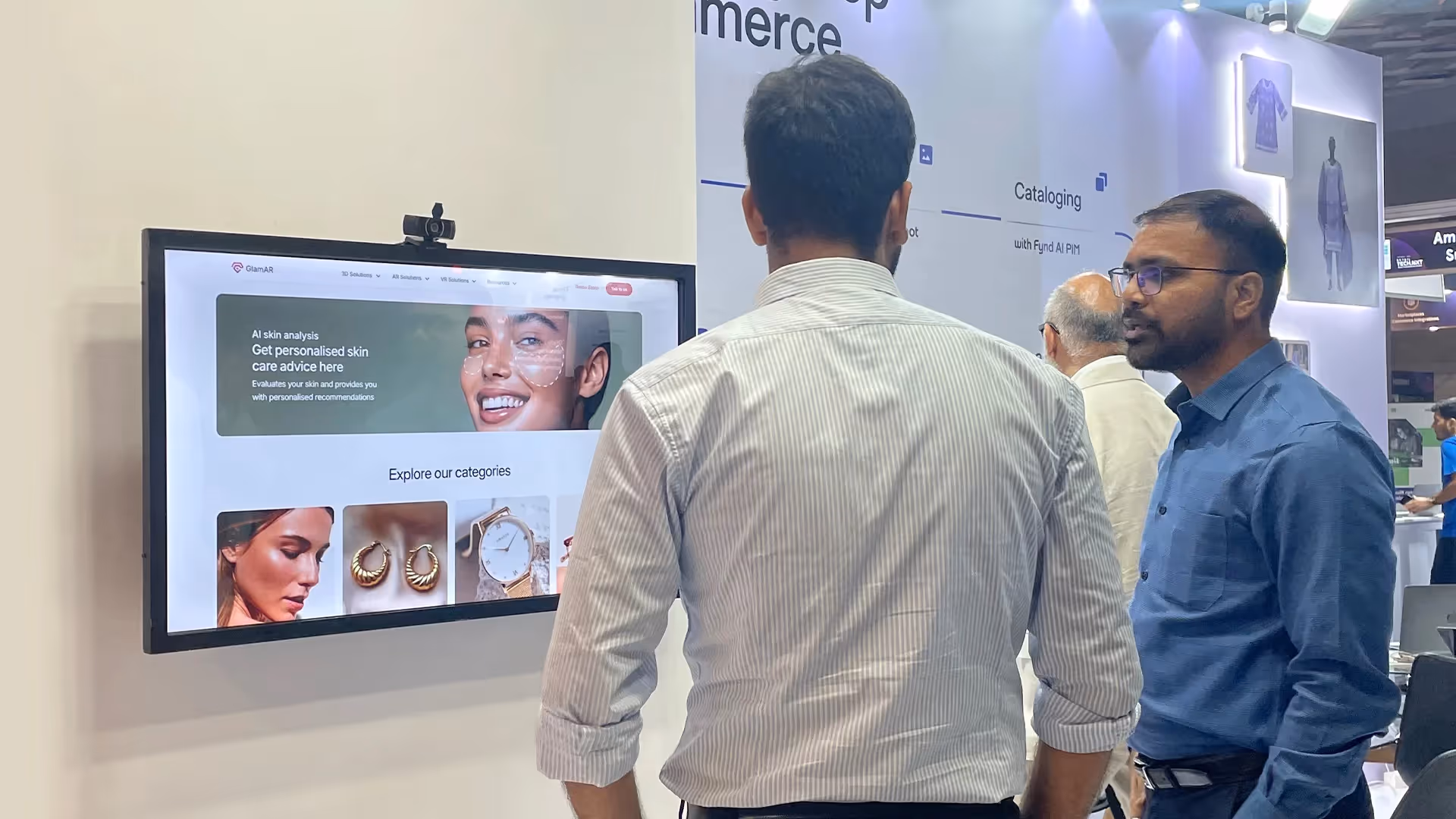 Photo of people trying GlamAR on Fynd's booth