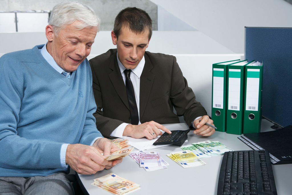 zwei-maenner-berechnen-euro-geld-finanzberatung
