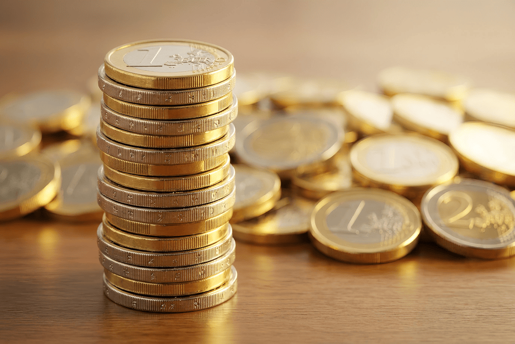 Nahaufnahme eines Stapels goldener und silberner Euro-Münzen, symbolisch für Finanzen oder Schadensersatzansprüche. Treml und Partner