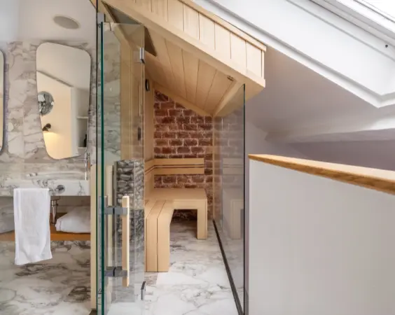 Sauna dans la salle de bain en marbre de la chambre à Hôtel Artus Paris Saint-Germain-des-près Hôtel 4 Étoiles
