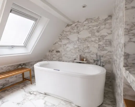 Baignoire dans la salle de bain en marbré Hôtel Artus Paris Saint-Germain-des-près Hôtel 4 Étoiles