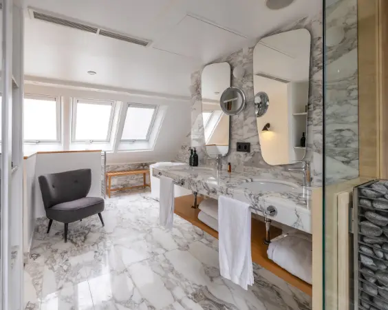 Salle de bain avec miroir en marbré Hôtel Artus Paris Saint-Germain-des-près Hôtel 4 Étoiles