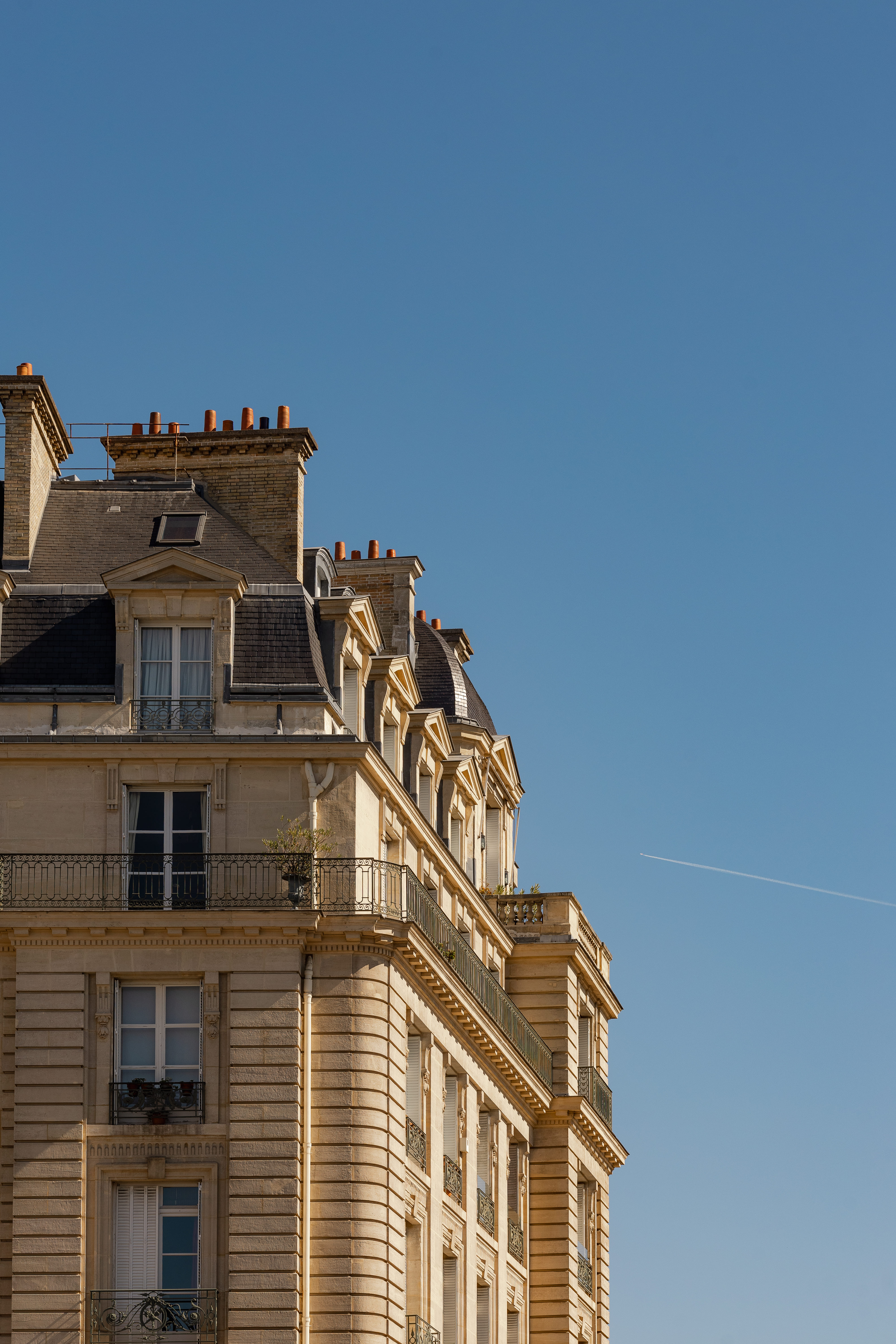 Vue du balcon sur les immeubles Bourgogne and Montana Paris