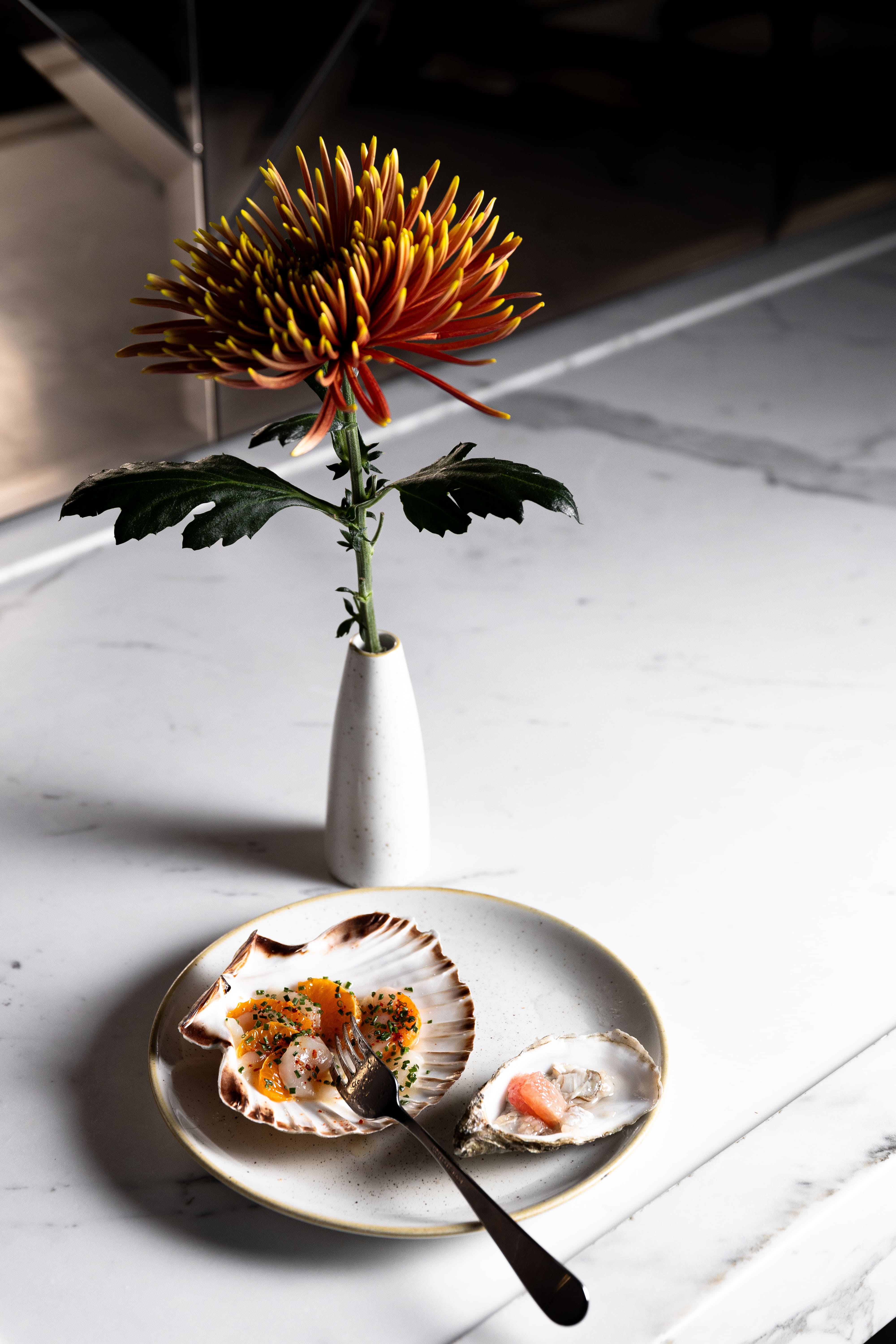 Dîner du Réveillon de Noël 2025 au Terrass’ Hôtel Paris avec menu festif et coupe de champagne.